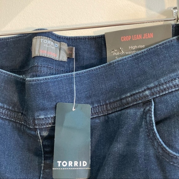 TORRID Sz  2 (2x) Crop Lean Mid Wash Jeans NWT - Picture 2 of 8